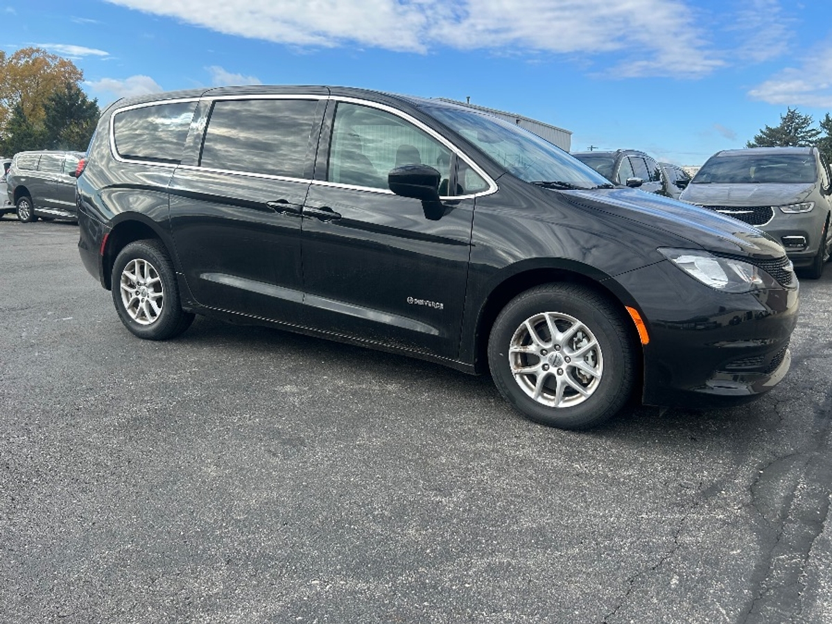 Black Chrysler Voyager image number 16