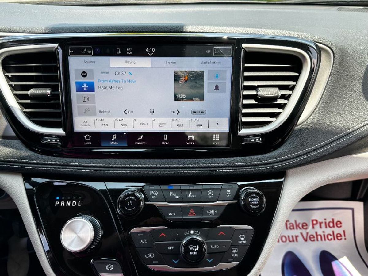 Silver Chrysler Pacifica image number 19