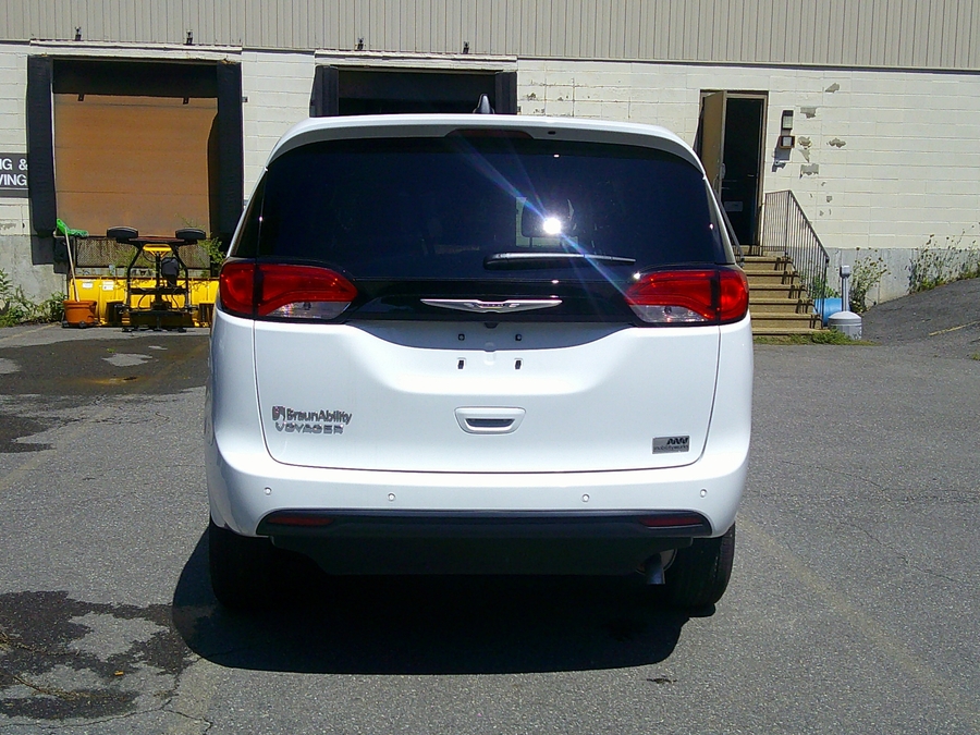White Chrysler Voyager image number 6