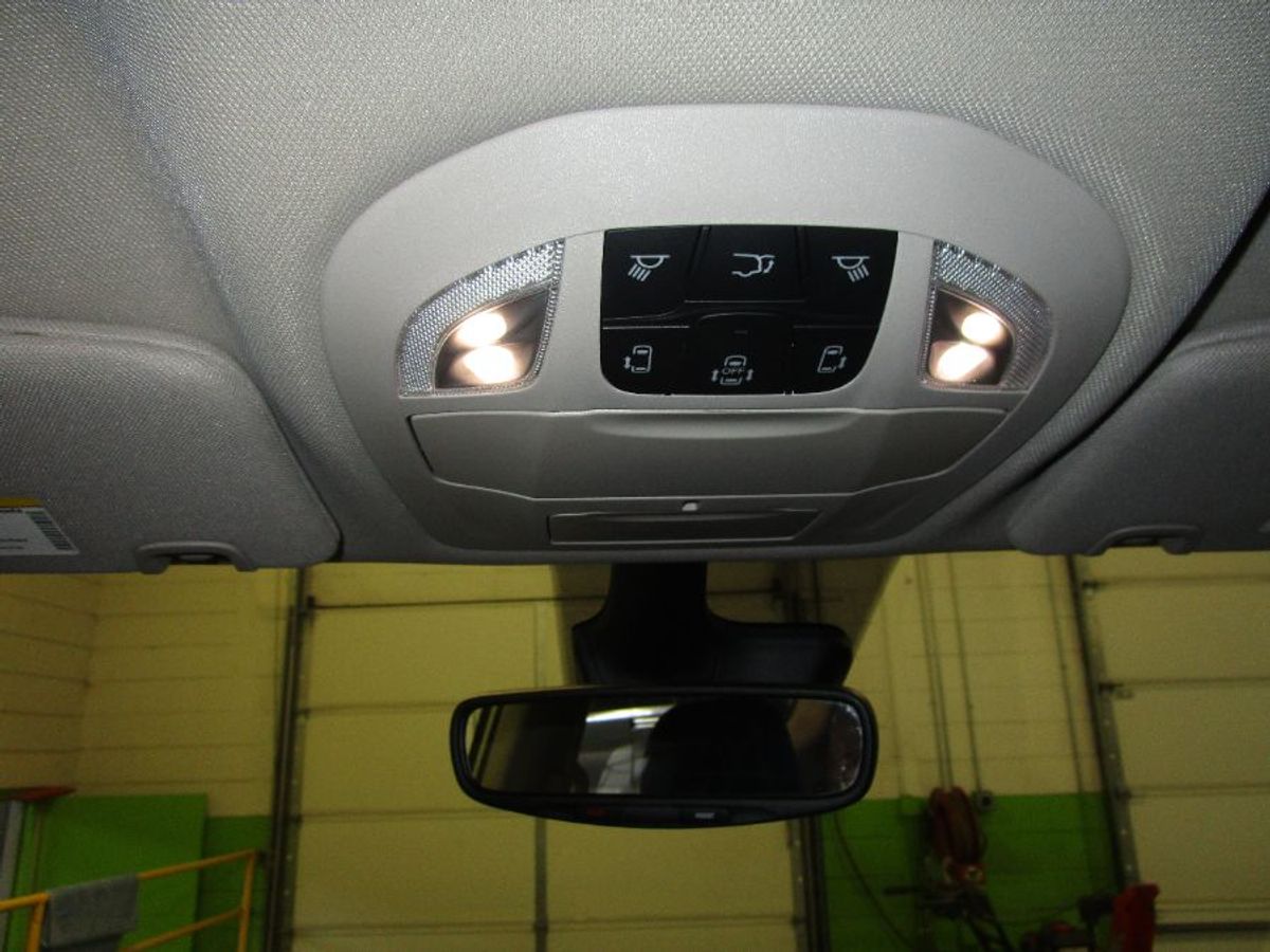 White Chrysler Voyager image number 17