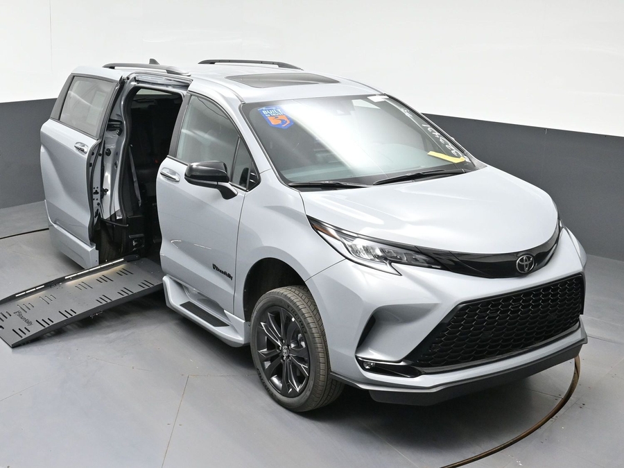 New 2026 Toyota Sienna Hybrid XSE Sport - BraunAbility Side Entry Fold Out Automatic Ramp