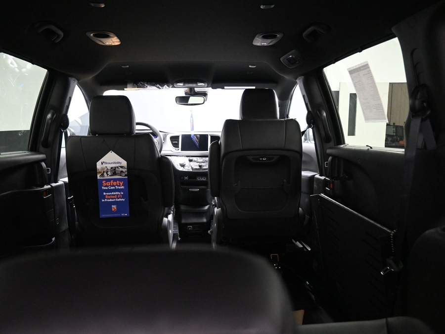 Black Chrysler Pacifica image number 14