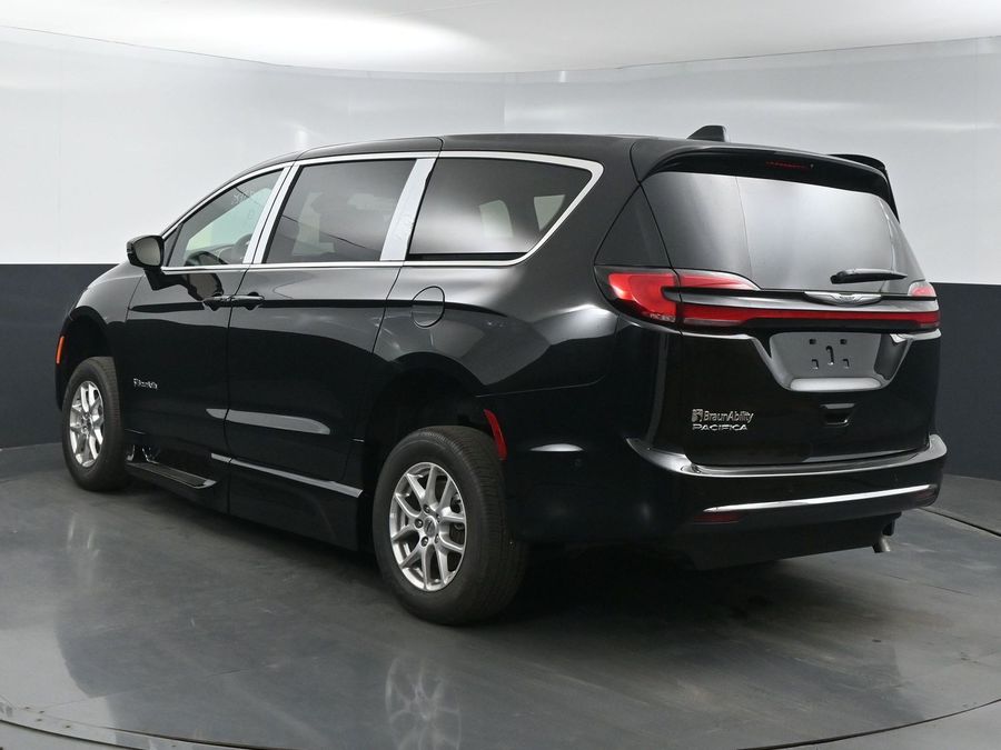 New 2025 Chrysler Pacifica Select Safety - BraunAbility Side Entry Entry Fold Out Automatic Ramp