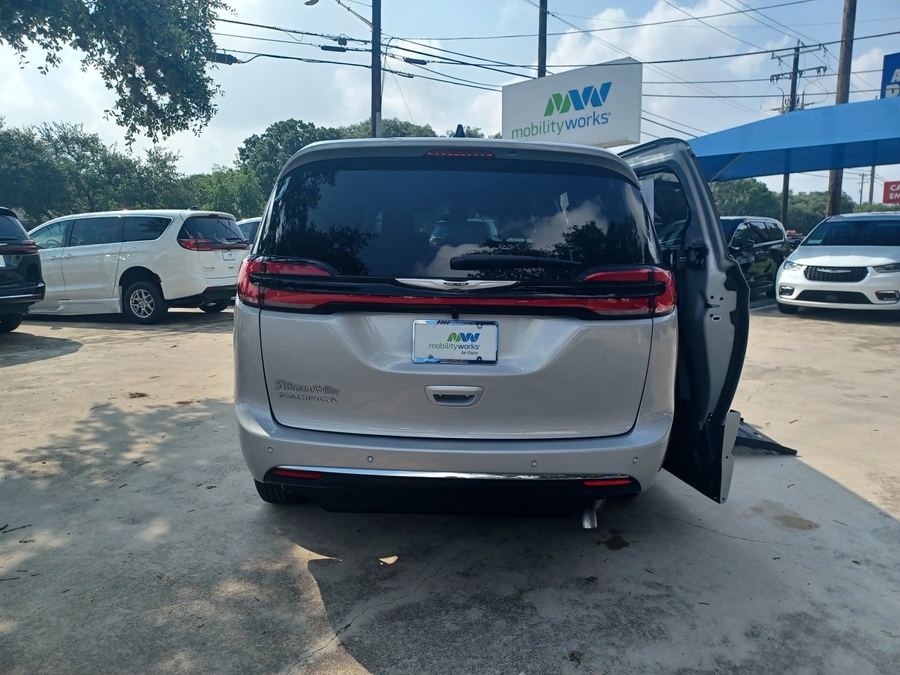 Silver Chrysler Pacifica image number 8