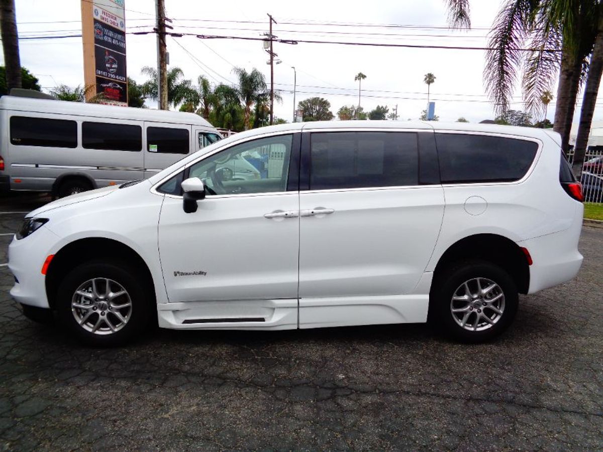 2023 CHRYSLER VOYAGER - Image 5