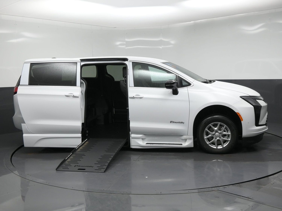 White Chrysler Pacifica image number 4