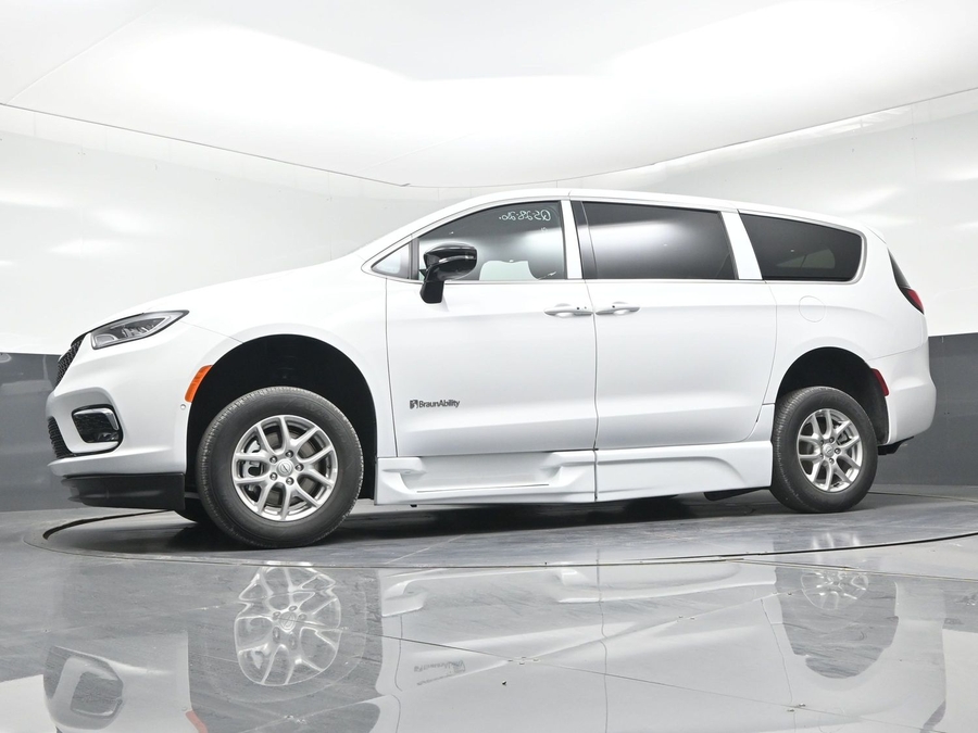 New 2026 Chrysler Pacifica Select Plus - BraunAbility Side Entry Entry In Floor Automatic Ramp