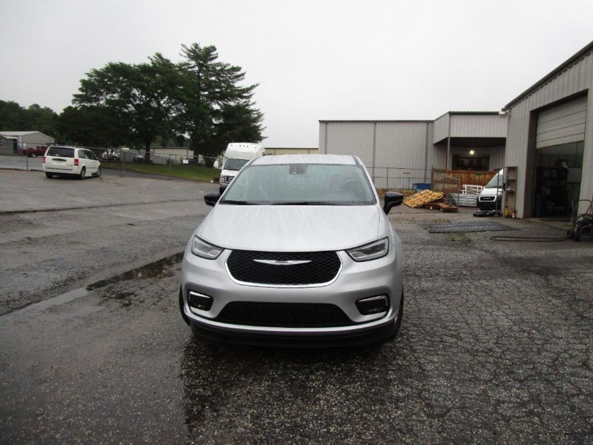 Silver Chrysler Pacifica image number 1