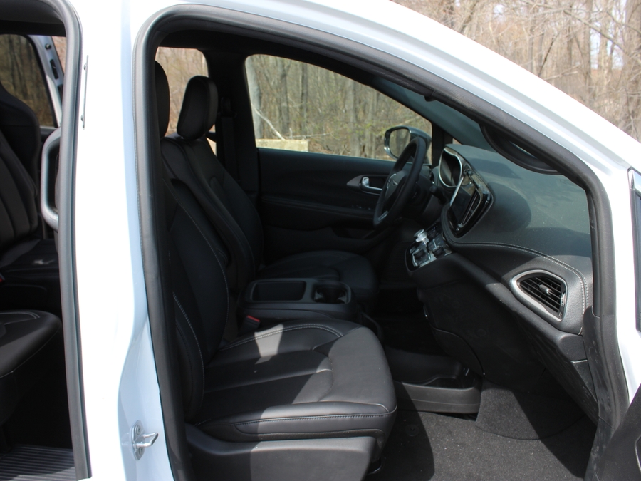 White Chrysler Pacifica image number 15