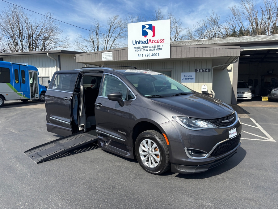 Used 2019 Chrysler Pacifica Touring L - BraunAbility Side Entry Entry Fold Out Automatic Ramp