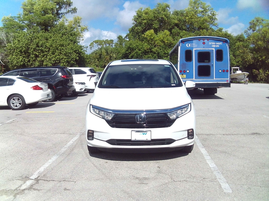 White Honda Odyssey with Side Entry Automatic In Floor ramp