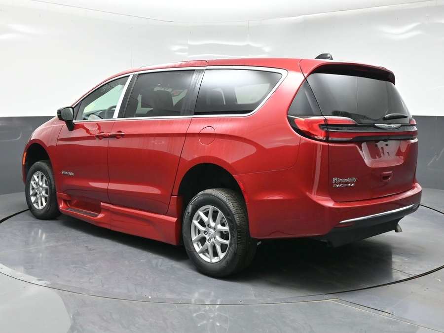 New 2026 Chrysler Pacifica Select Plus - BraunAbility Side Entry In Floor Automatic Ramp