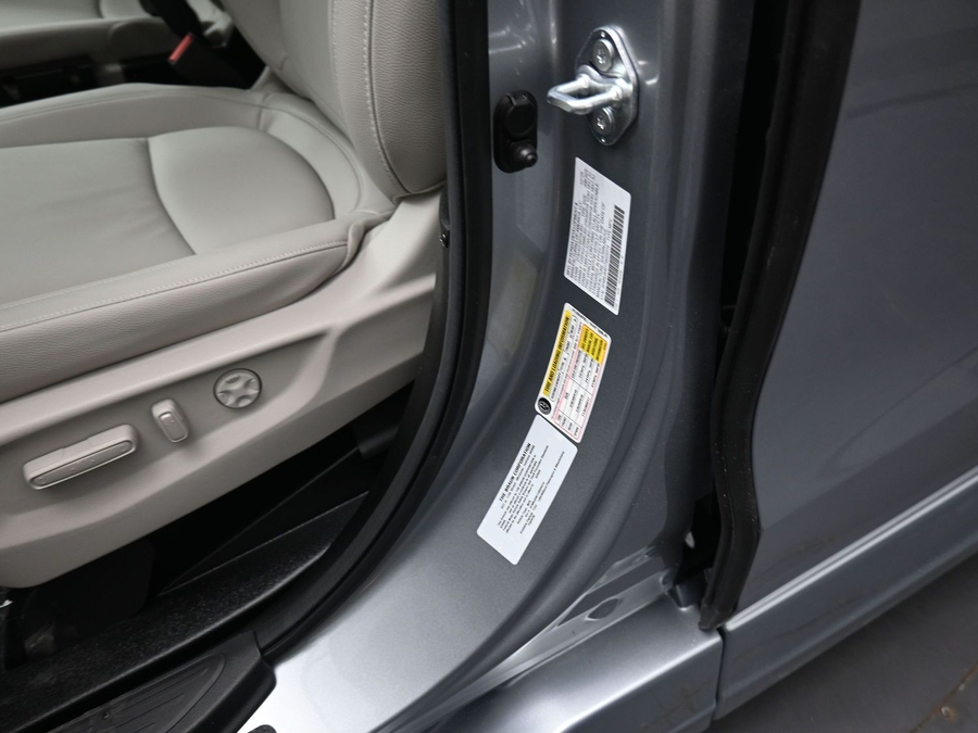 Silver Honda Odyssey image number 11
