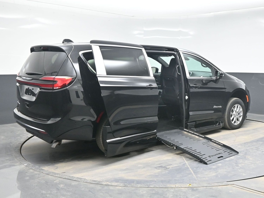 Black Chrysler Pacifica image number 6