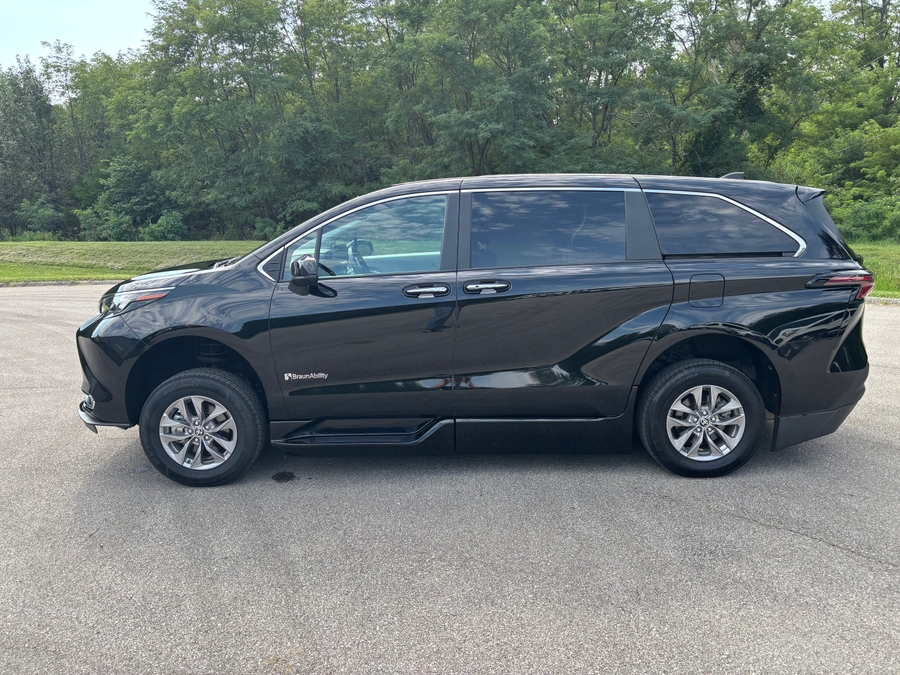 Used 2024 Toyota Sienna Hybrid XLE Plus - BraunAbility Side Entry In Floor Automatic Ramp