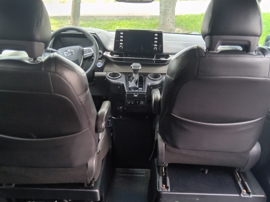2023 Toyota Sienna XLE - Photo 17
