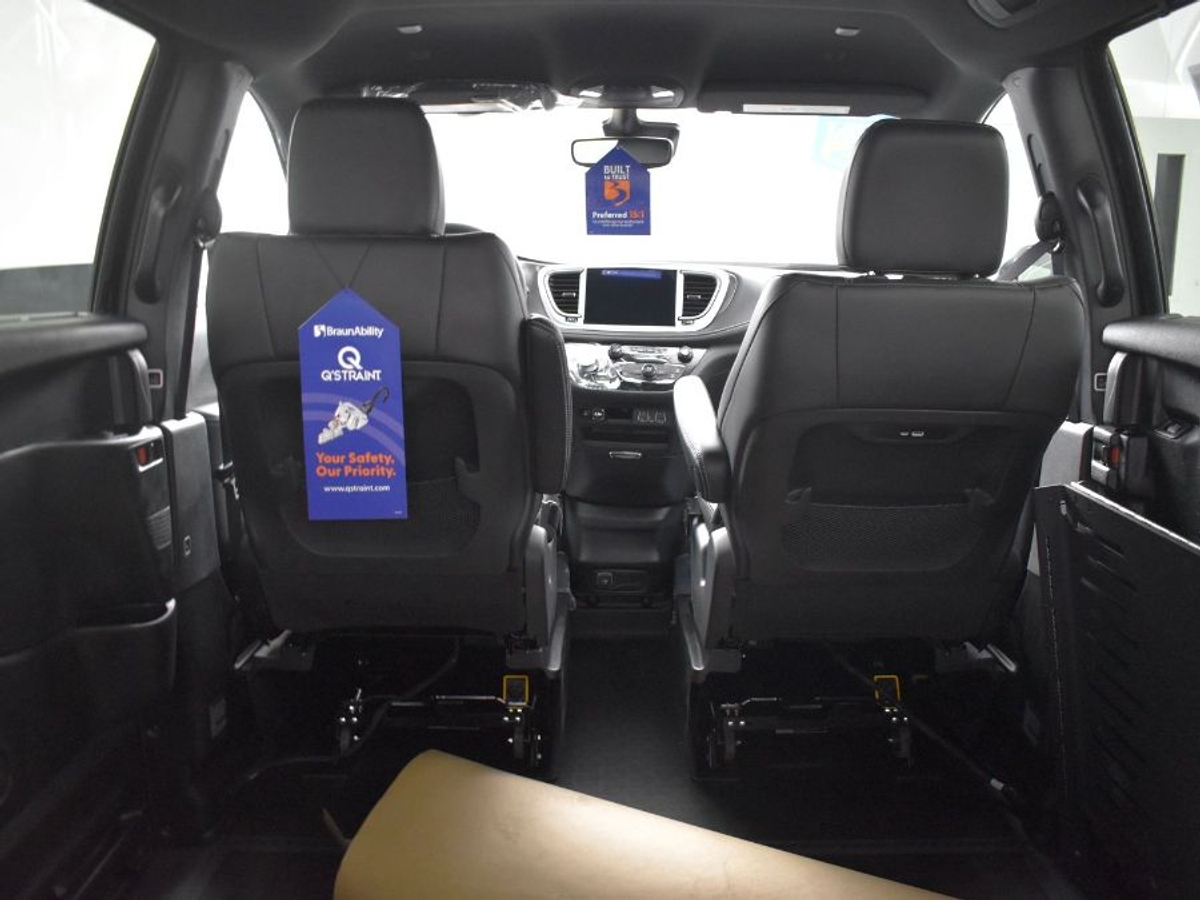 Black Chrysler Pacifica image number 14