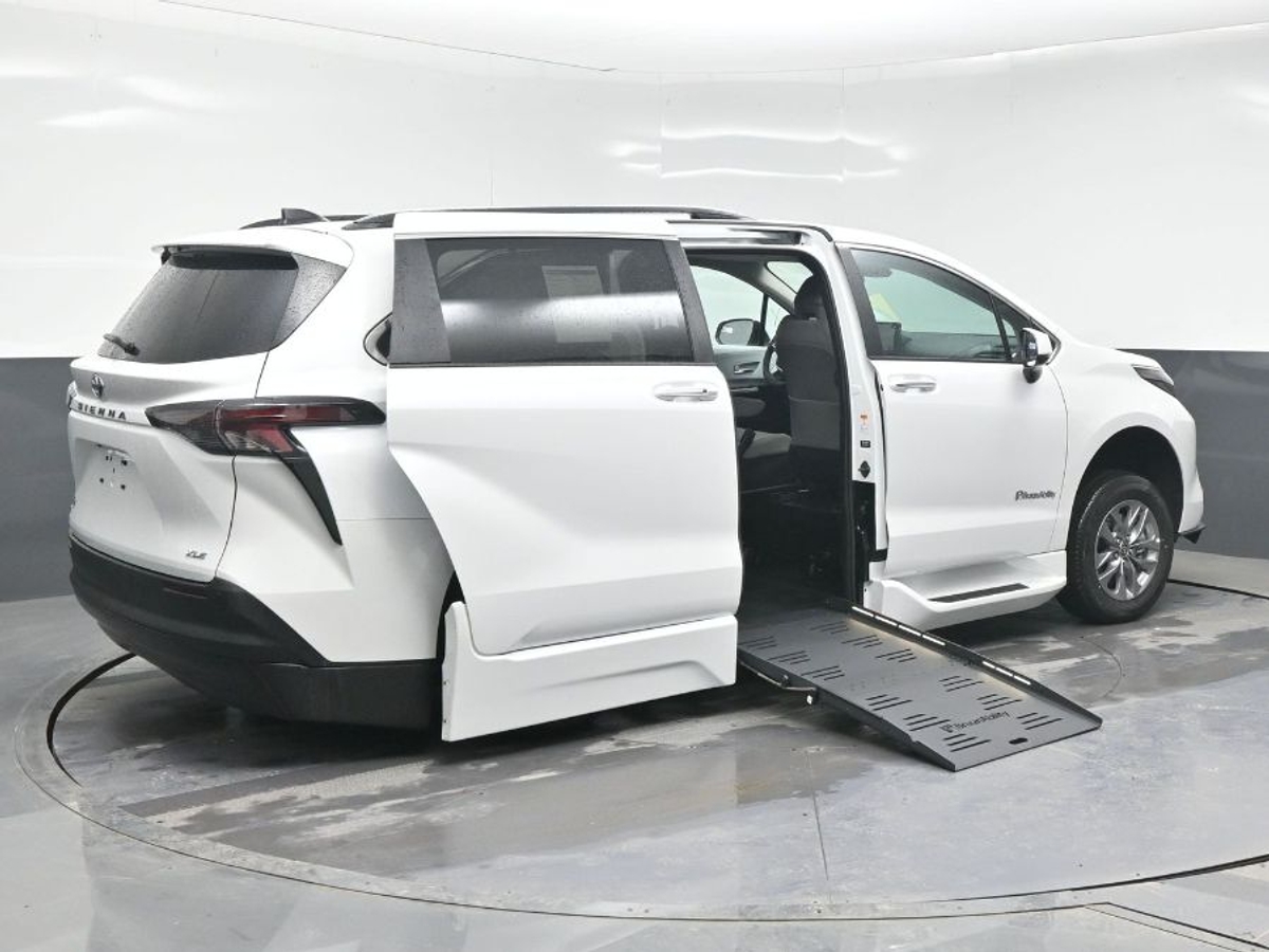 2025 TOYOTA SIENNA - Image 4