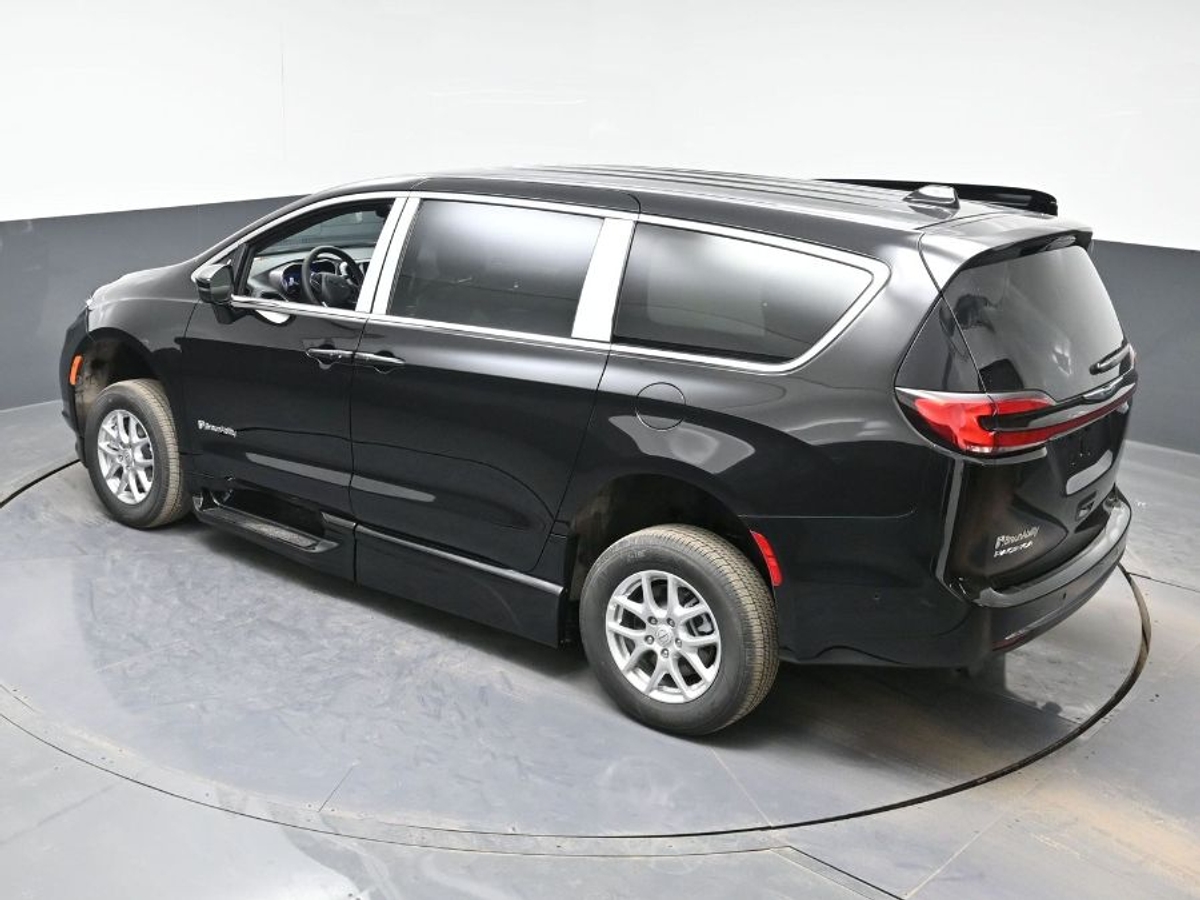 Black Chrysler Pacifica image number 10