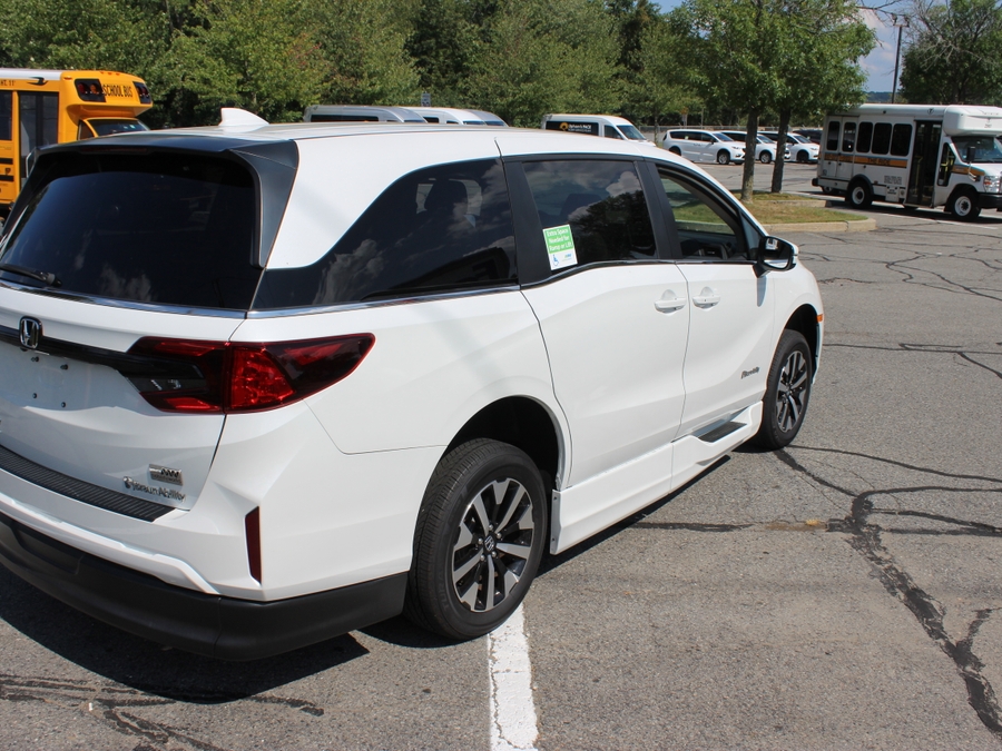 White Honda Odyssey image number 6