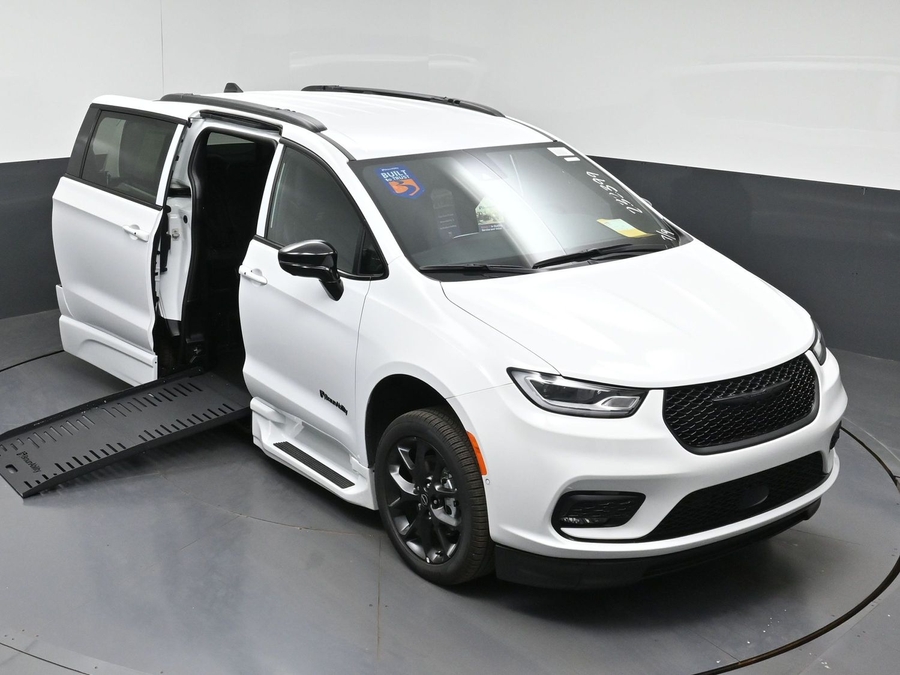 New 2026 Chrysler Pacifica Select Sport - BraunAbility Side Entry Fold Out Automatic Ramp