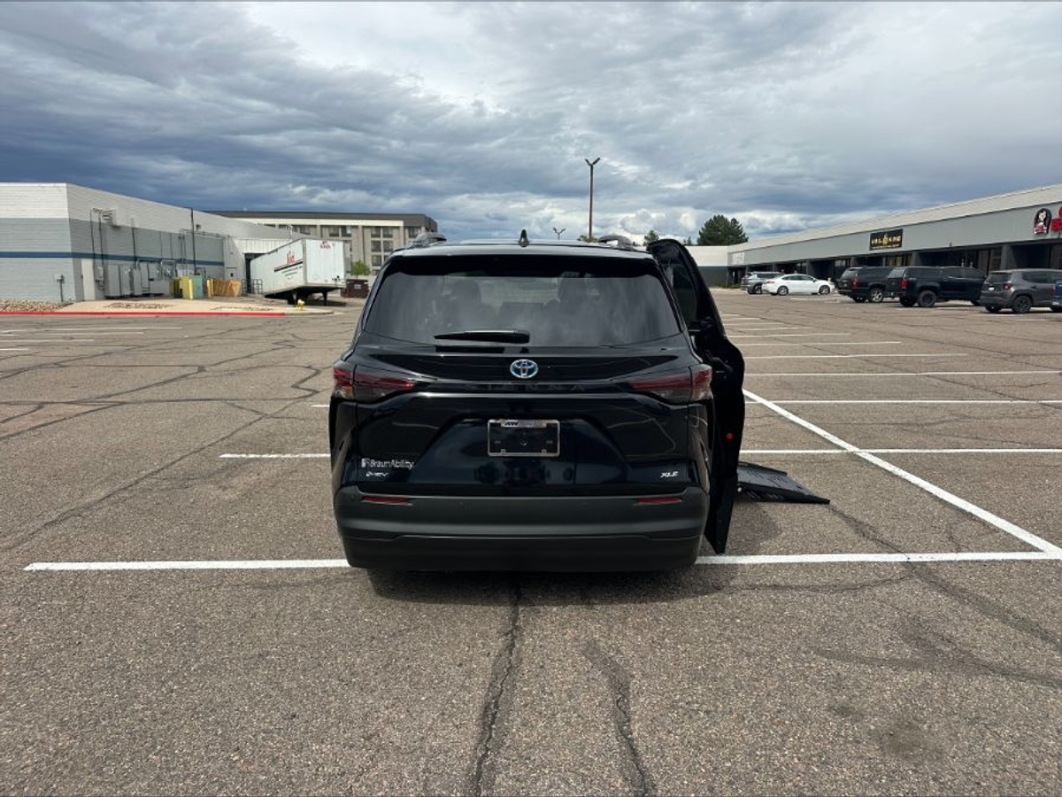 2025 TOYOTA SIENNA - Image 4