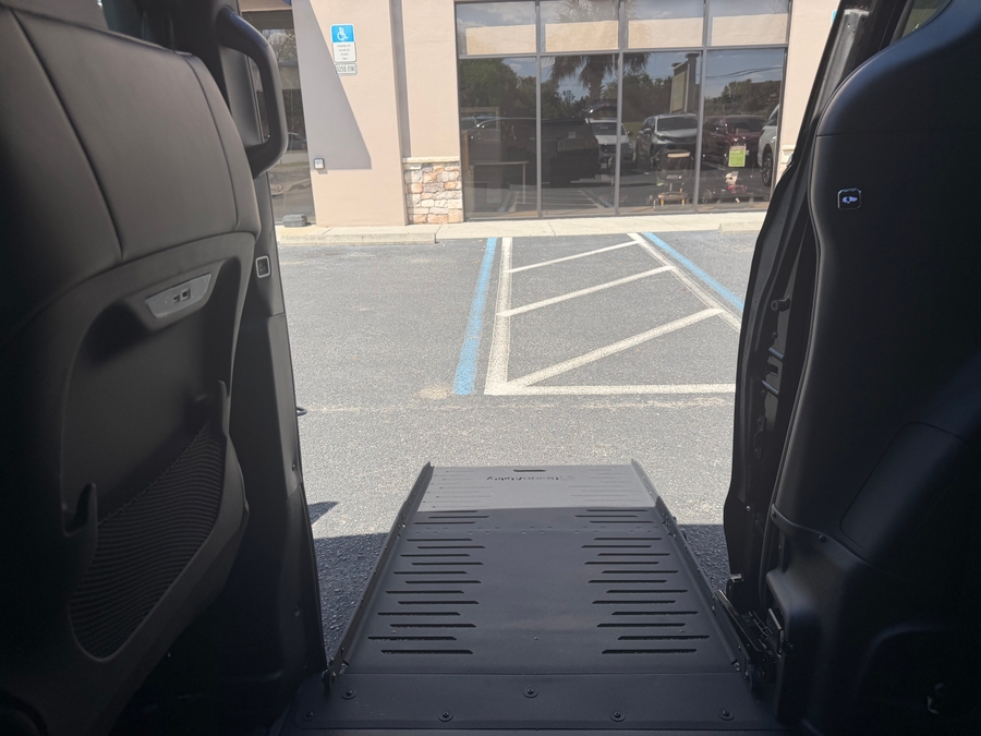 Black Chrysler Pacifica image number 13