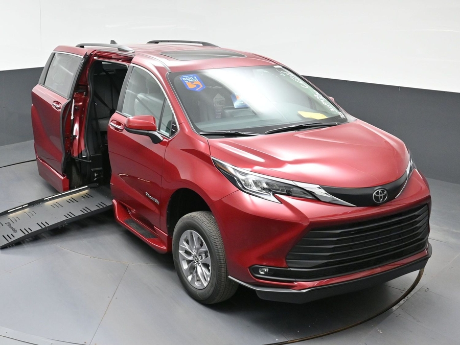 Red Toyota Sienna image number 22