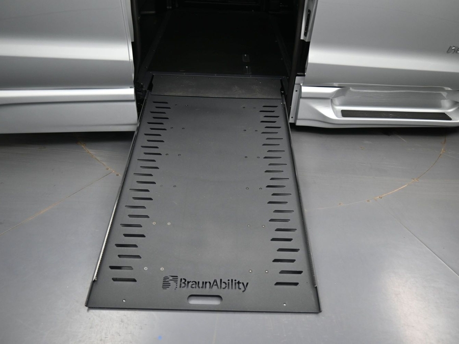 Silver Chrysler Pacifica image number 4