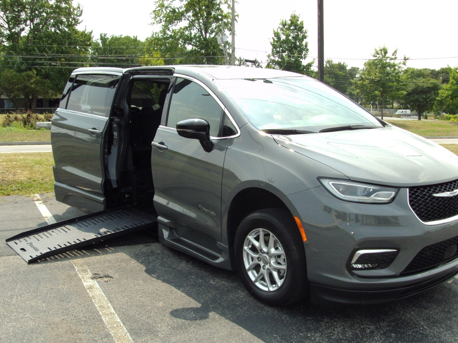 Used 2025 Chrysler Pacifica Select - BraunAbility Side Entry Fold Out Automatic Ramp