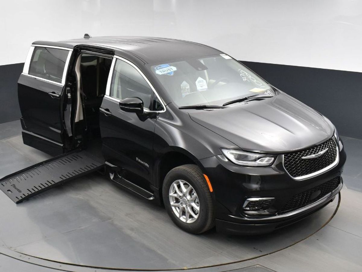 Black Chrysler Pacifica image number 13