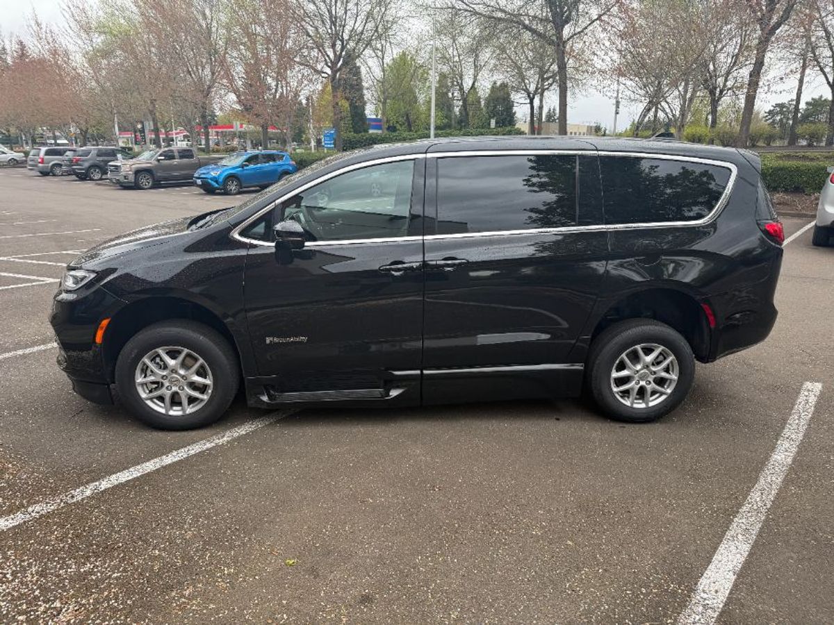 Número de imagen Chrysler Pacifica negro 3