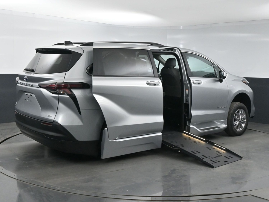 New 2025 Toyota Sienna Hybrid XLE Plus - BraunAbility Side Entry Entry Fold Out Automatic Ramp