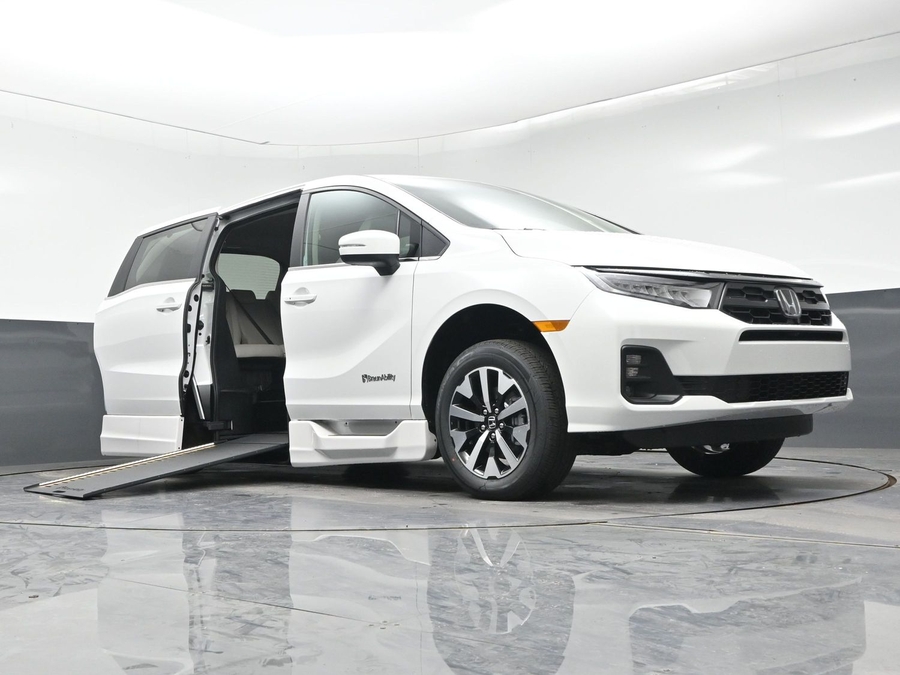 White Honda Odyssey image number 15