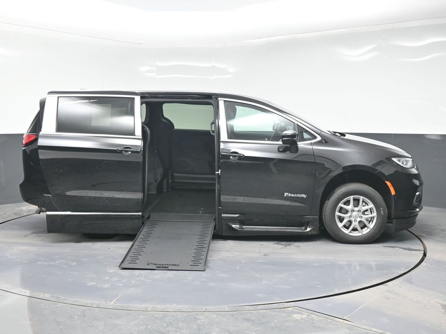 Black Chrysler Pacifica image number 5