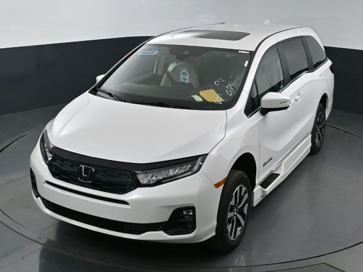 White Honda Odyssey image number 22