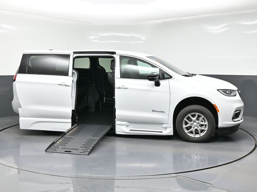 White Chrysler Pacifica image number 7