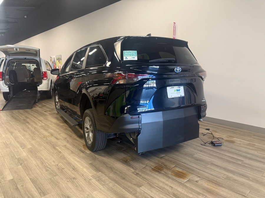Imagen de la Toyota Sienna negra número 16
