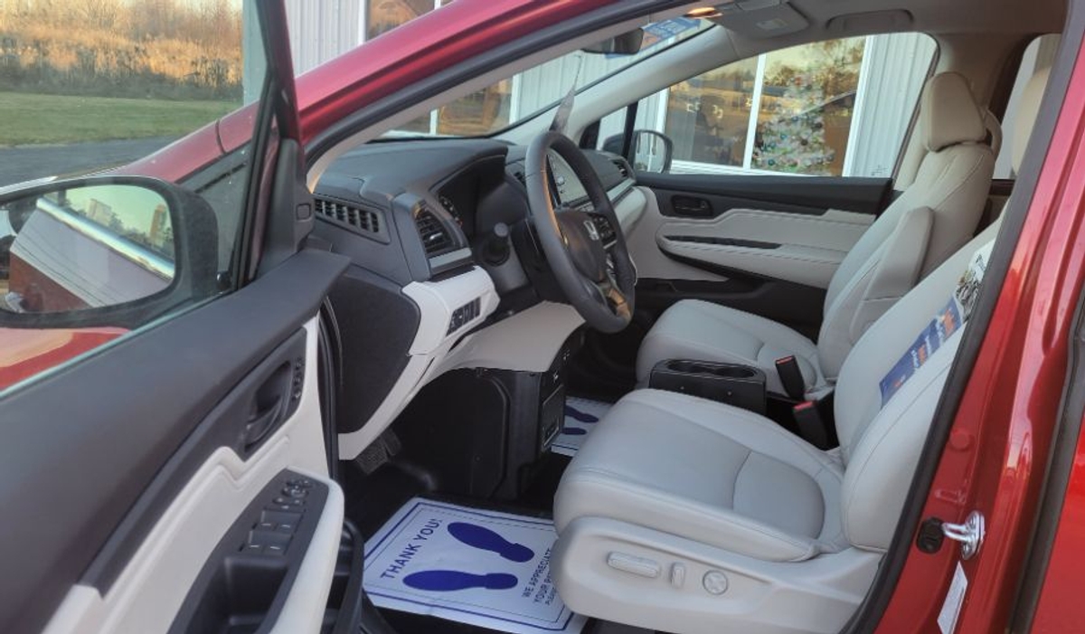 Red Honda Odyssey image number 12