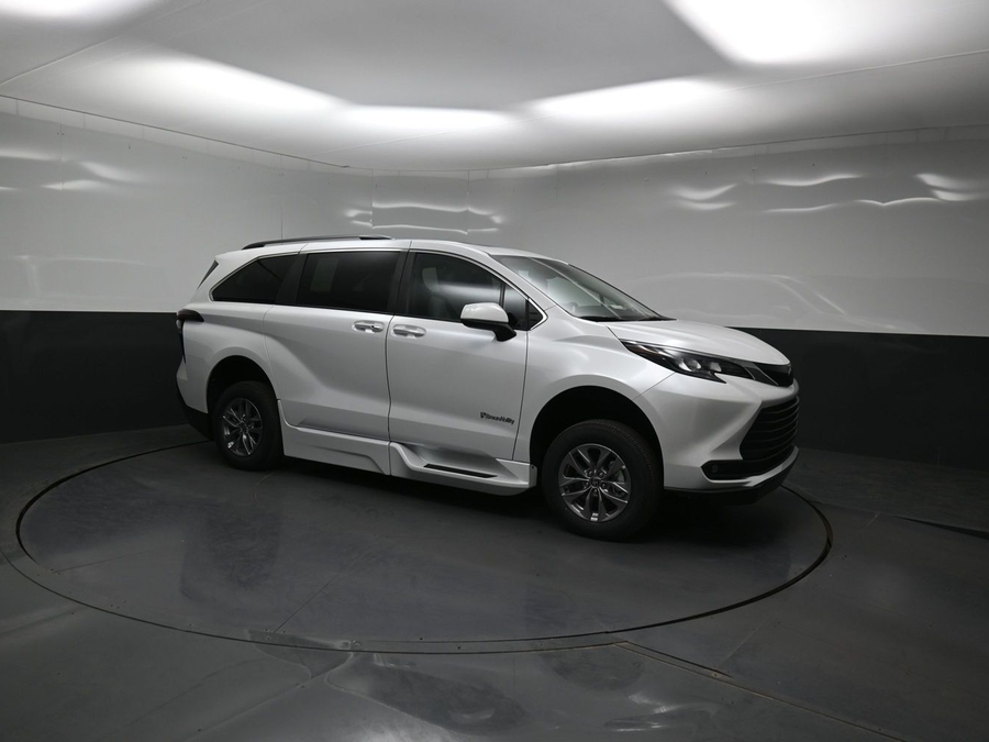 New 2026 Toyota Sienna Hybrid XLE Base - BraunAbility Side Entry Entry Fold Out Automatic Ramp