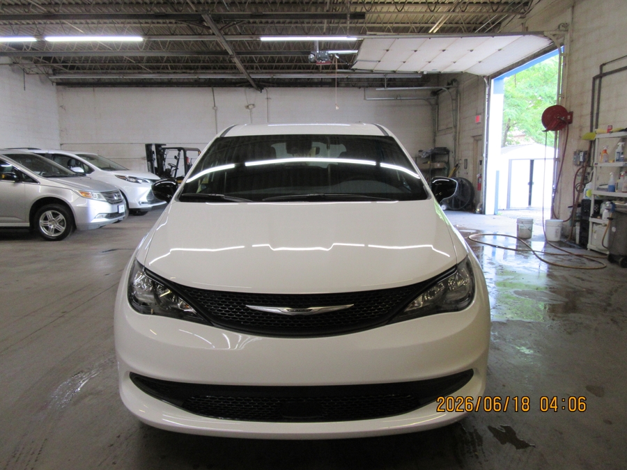 White Chrysler Voyager image number 9