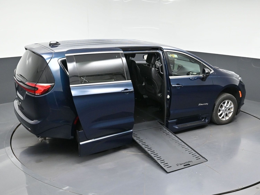 Used 2025 Chrysler Pacifica Select - BraunAbility Side Entry In Floor Automatic Ramp