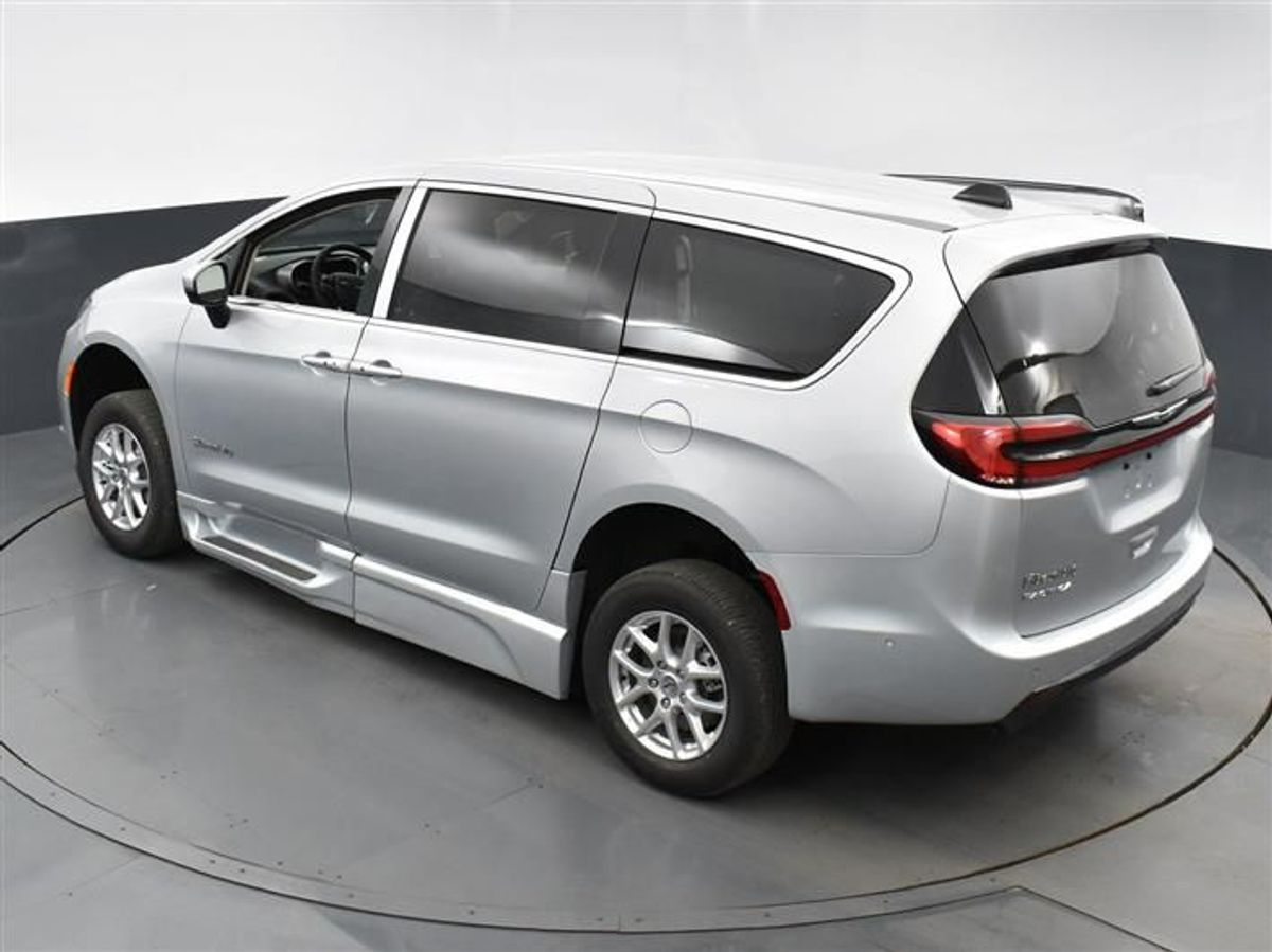 Silver Chrysler Pacifica image number 22