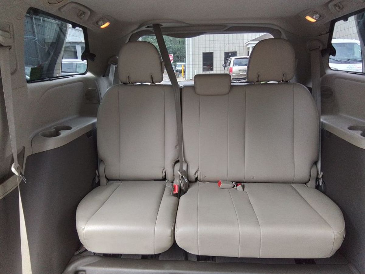 2011 TOYOTA SIENNA - Image 15