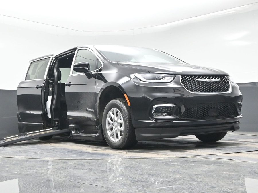 Black Chrysler Pacifica image number 18