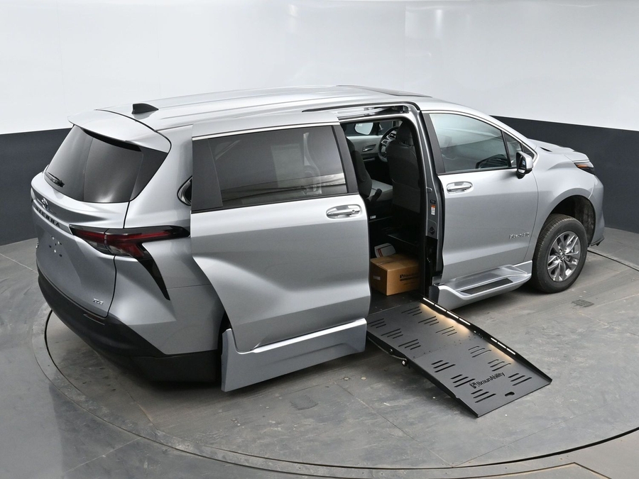 New 2025 Toyota Sienna Hybrid XLE Base - BraunAbility Side Entry Entry Fold Out Automatic Ramp