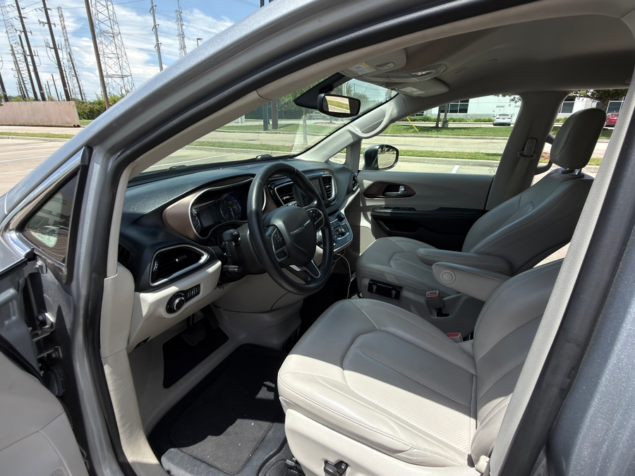 Used 2021 Chrysler Voyager LXi - BraunAbility Side Entry Fold Out Automatic Ramp