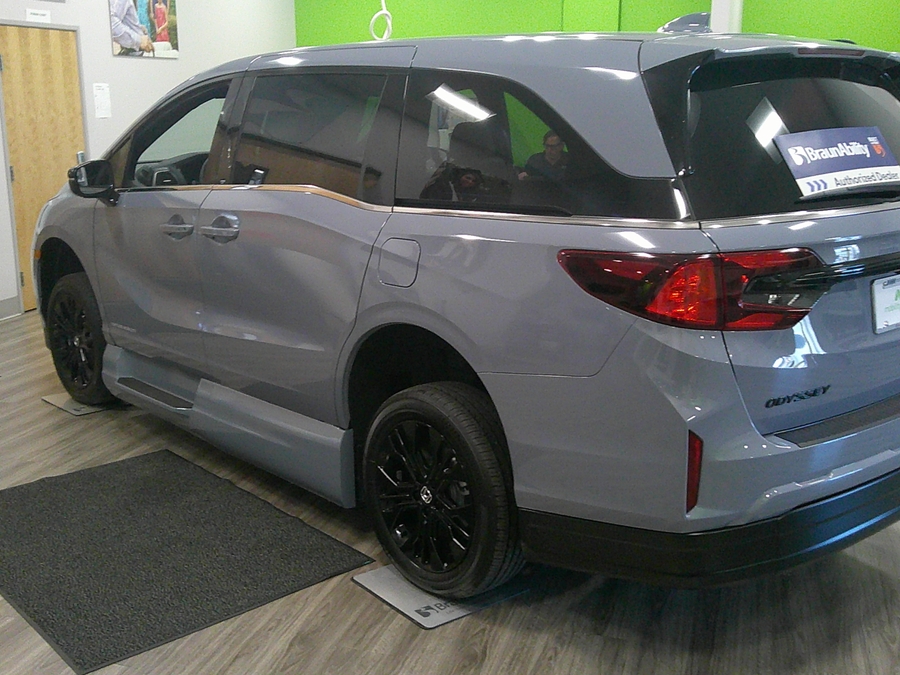 Grey Honda Odyssey image number 2