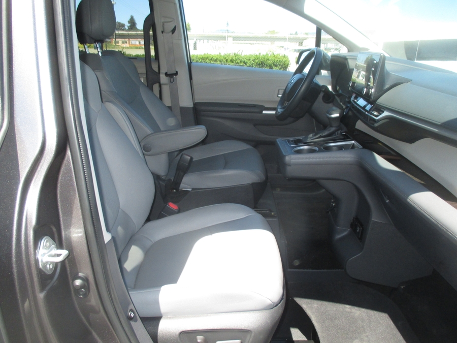 Grey Toyota Sienna image number 9