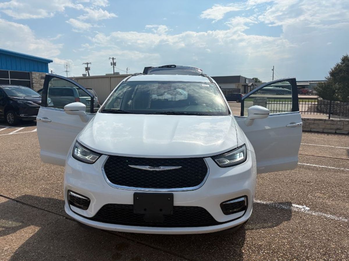 White Chrysler Pacifica image number 5